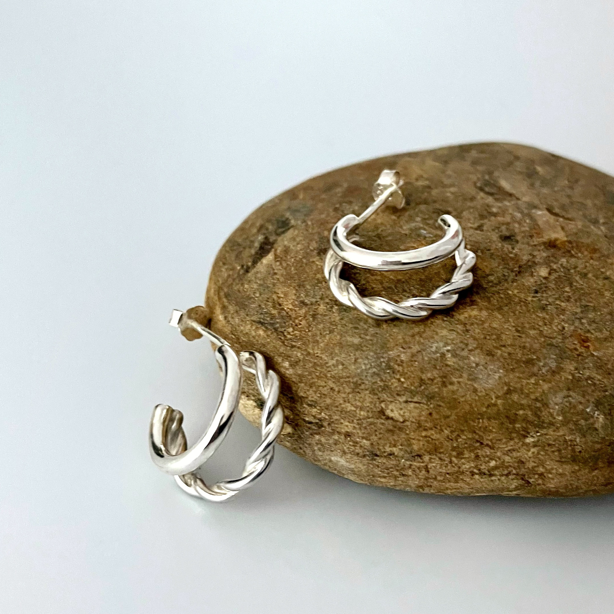 ツイスト2連フープピアス　小ぶり　シルバー950  シンプル　カジュアル　キレイめ