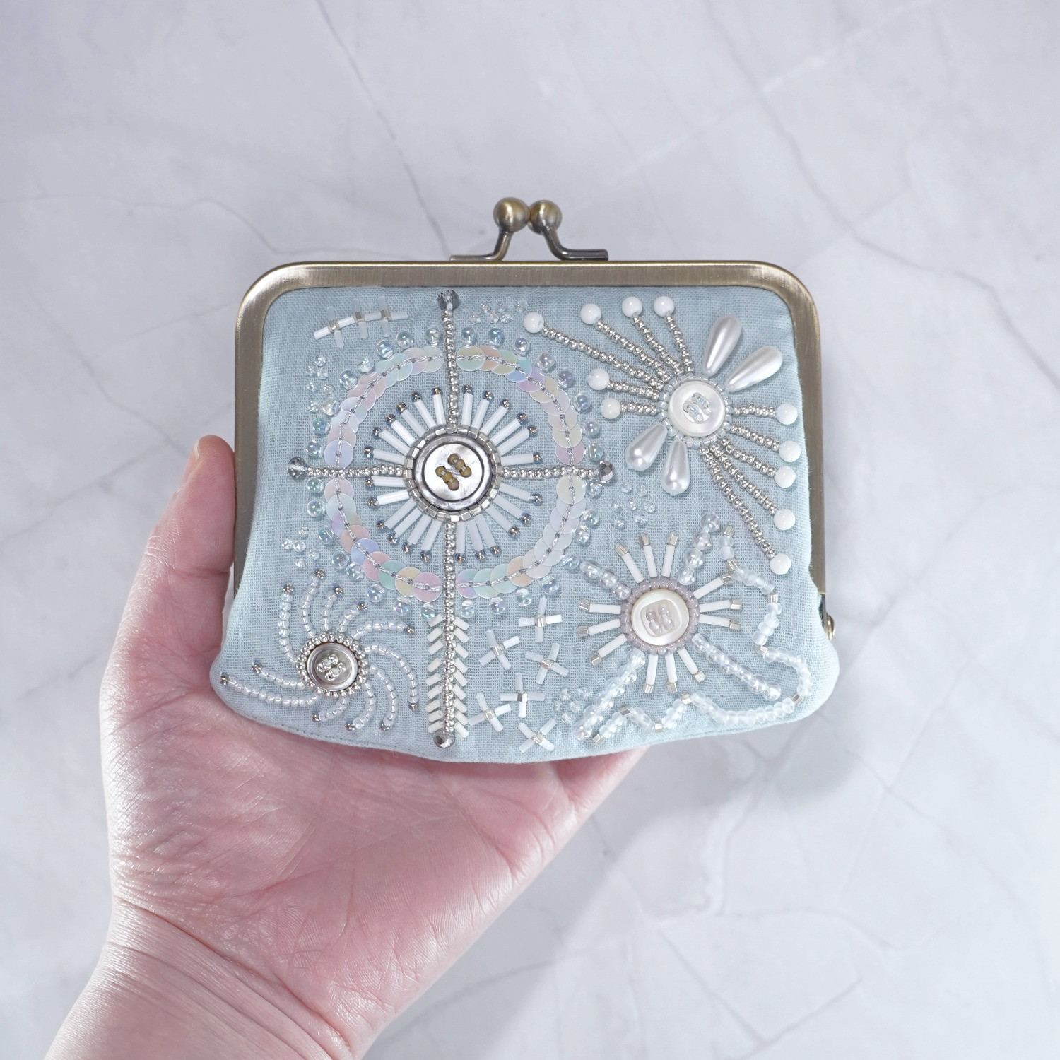 【No.1】カードも入る ビーズ刺繍の小さながま口ポーチ・水色｜ギフトにも