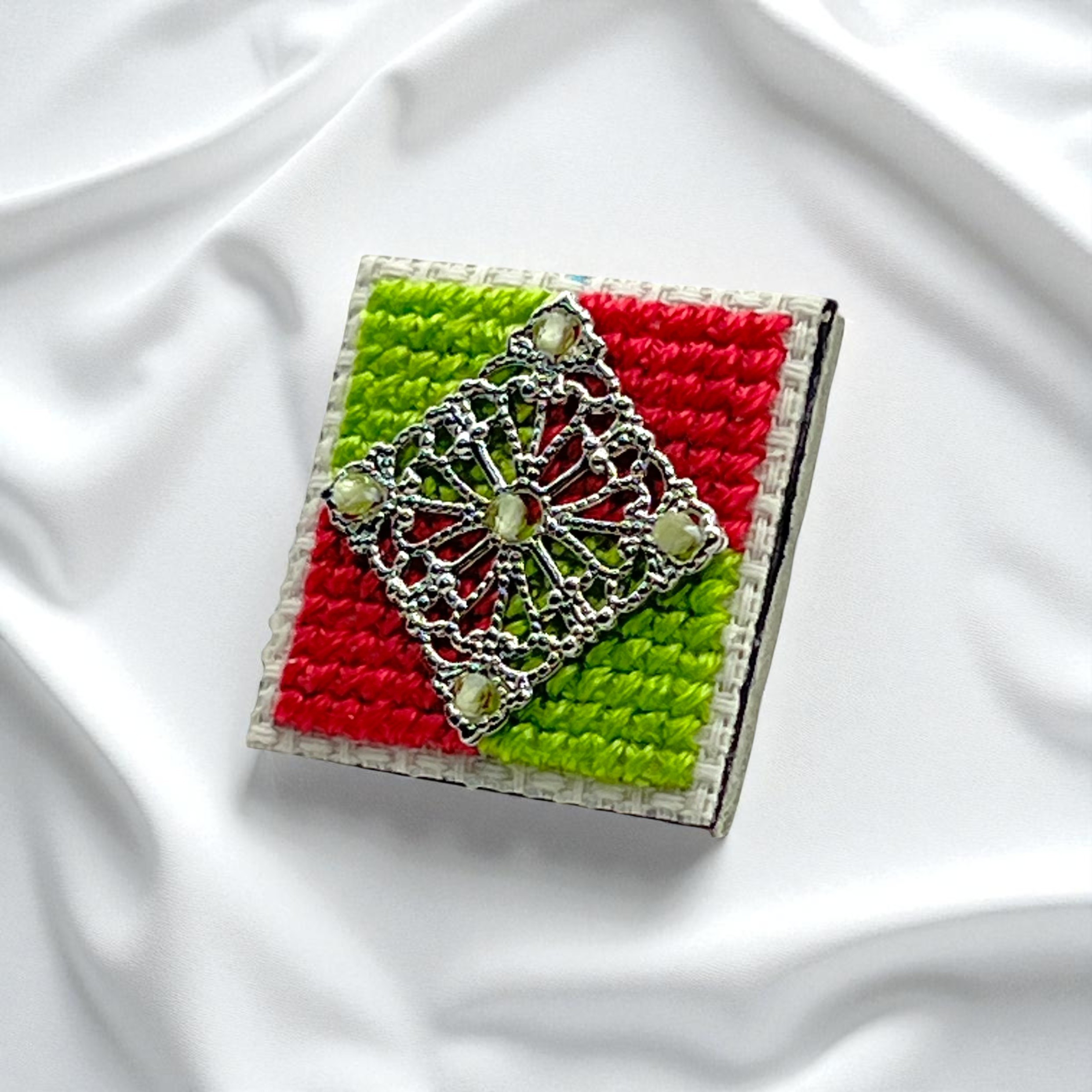 優雅な彩りのクロスステッチピンブローチ(グリーン・レッド)緑　l-beze033pin