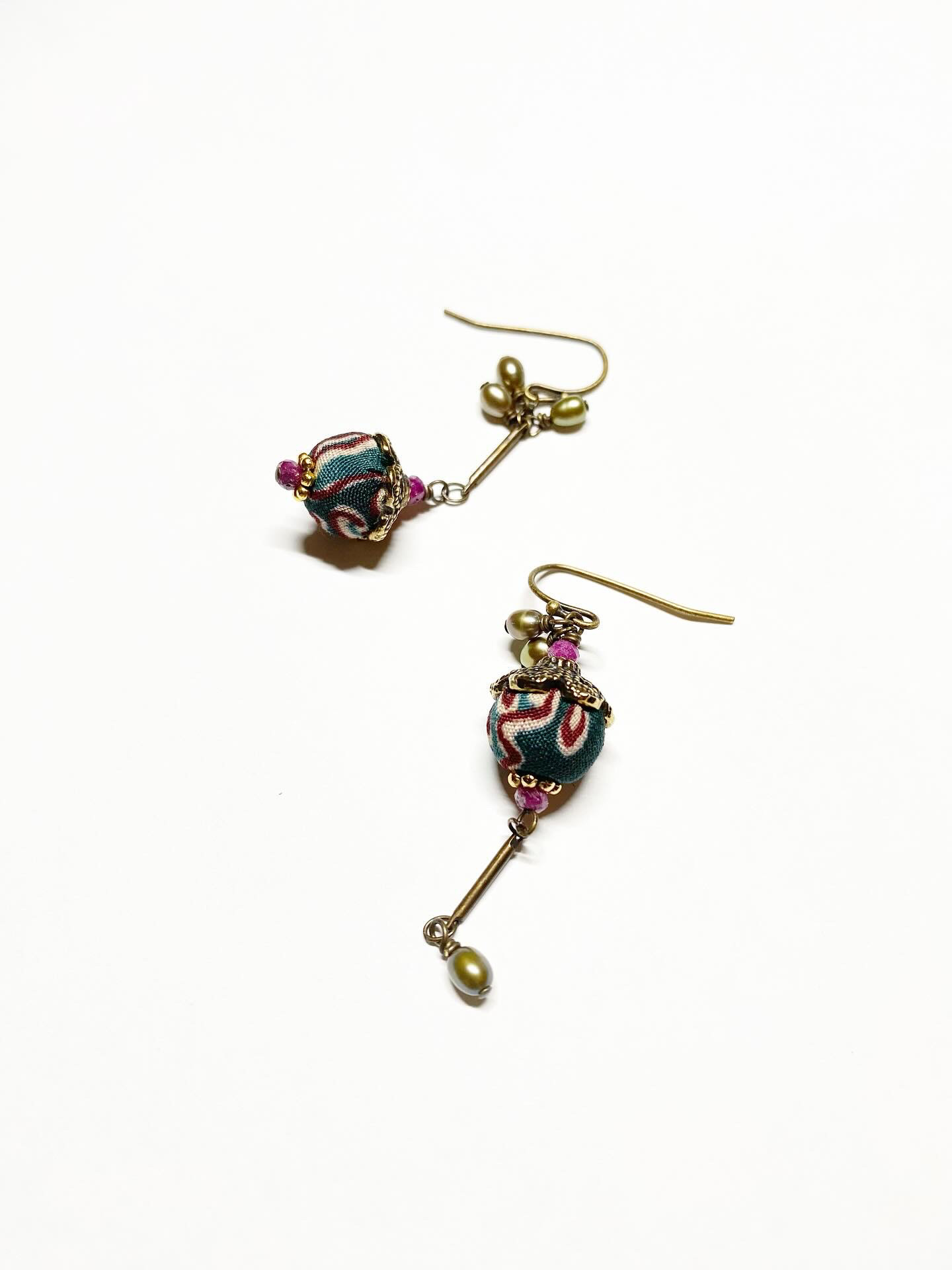 ヴィンテージ着物アシンメトリーピアス(深緑)