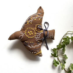 新作⭐︎送料無料⭐︎鳥の刺繍壁飾り⭐︎刺し子× コットンリネン　1個 4枚目の画像