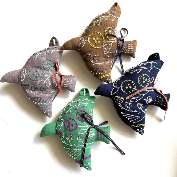 新作⭐︎送料無料⭐︎鳥の刺繍壁飾り⭐︎刺し子× コットンリネン　1個 1枚目の画像