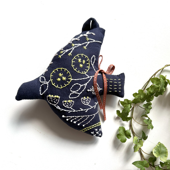 新作⭐︎送料無料⭐︎鳥の刺繍壁飾り⭐︎刺し子× コットンリネン　1個 2枚目の画像