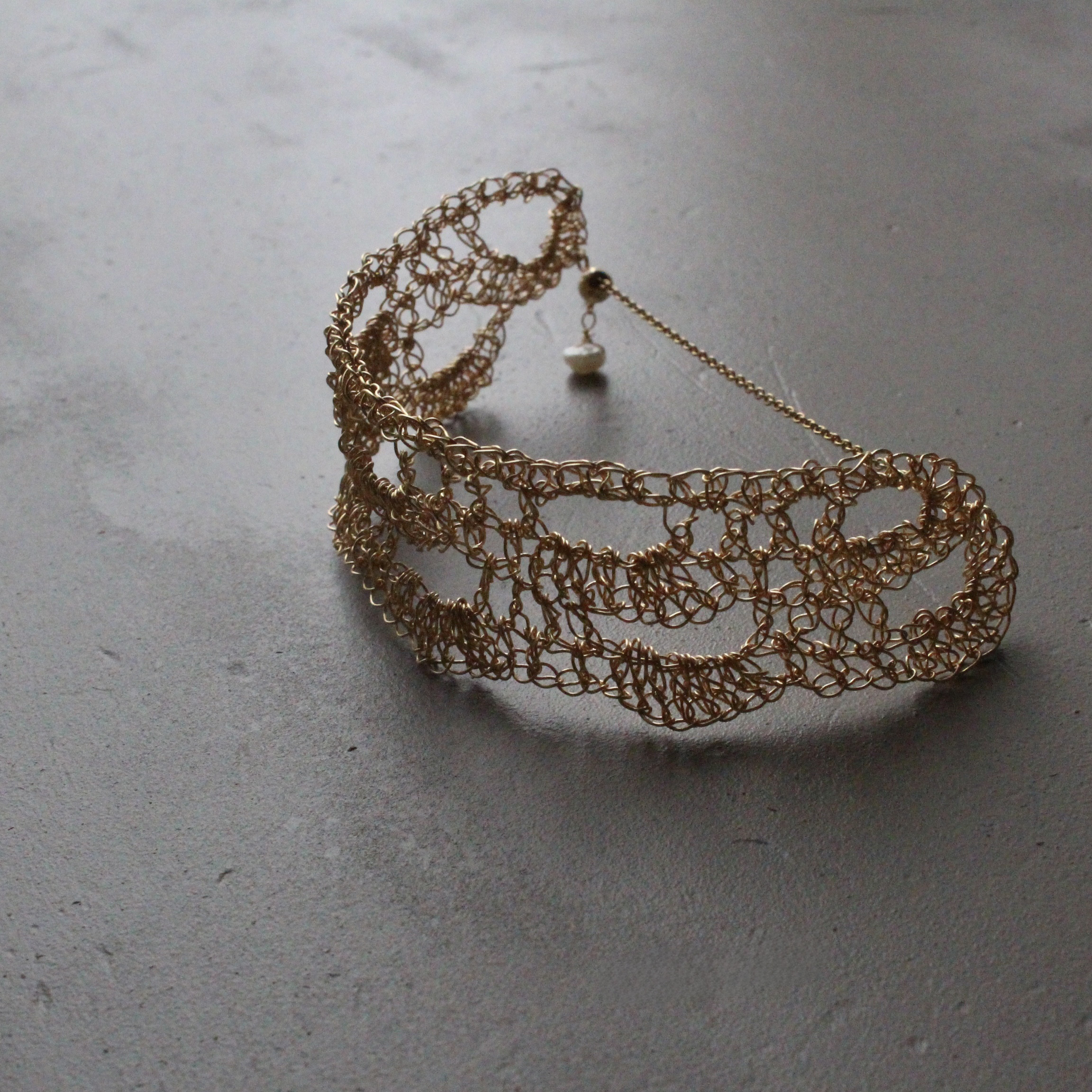 nami bangle |  波打つ水面のようなワイヤークロッシェブレスレット