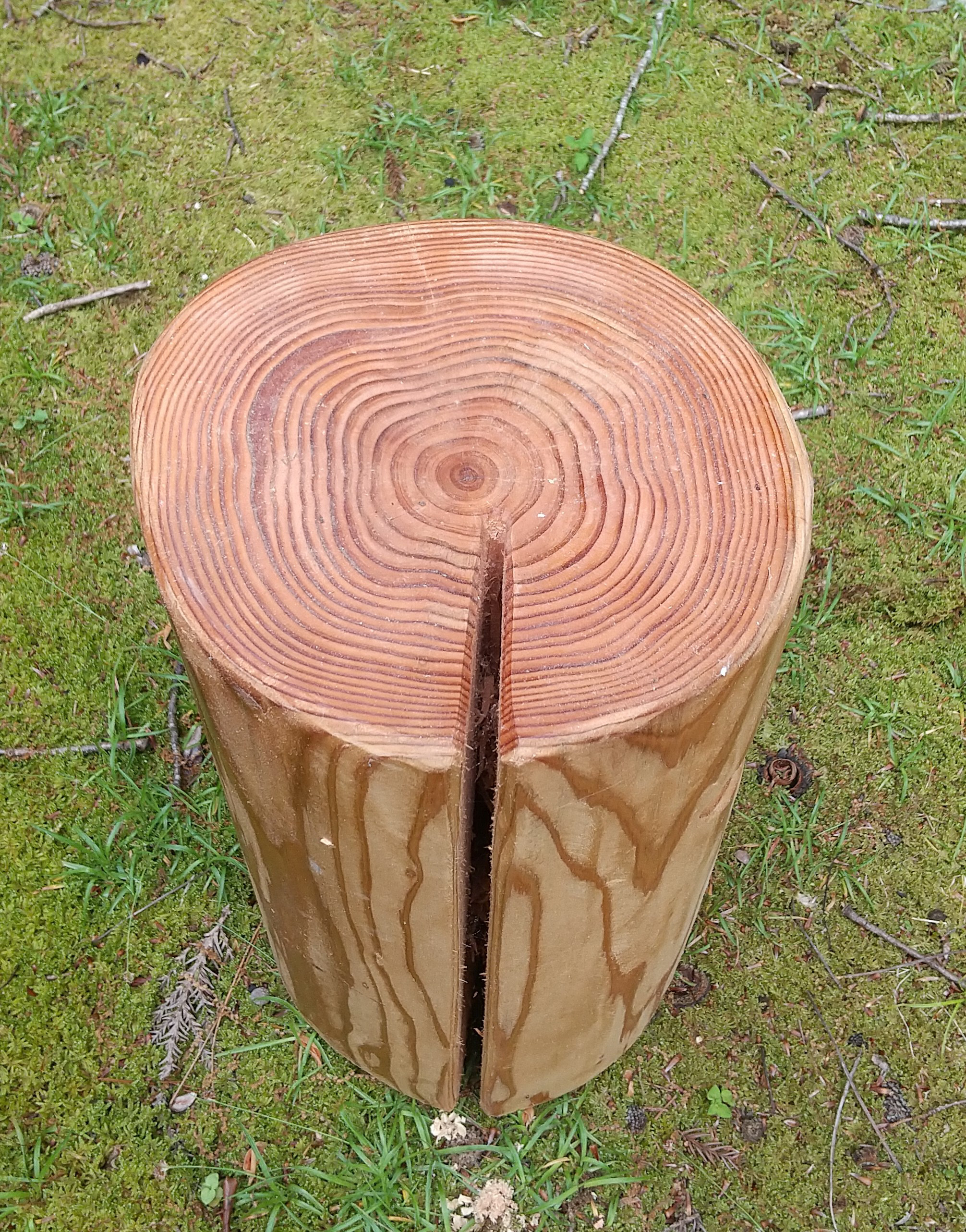 ちょっと　リラックス　丸太椅子