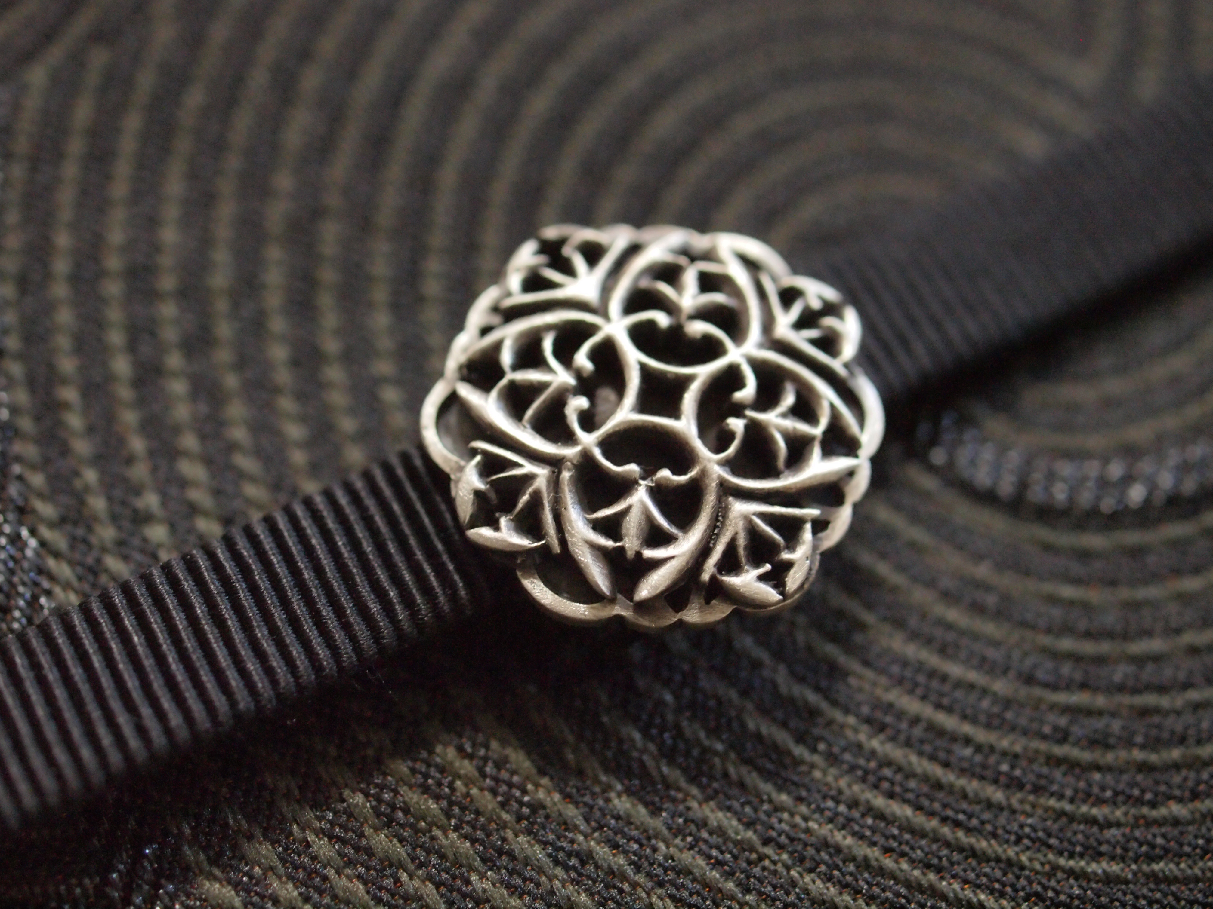 ゴシック模様の帯留