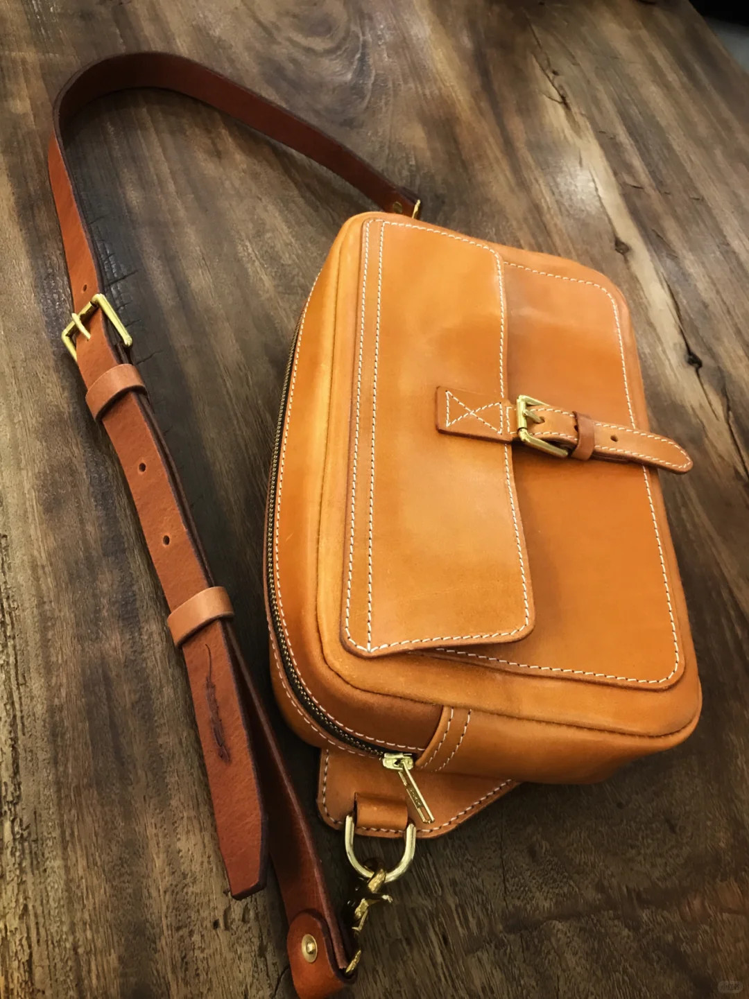 手縫いキャラメルレザー コンパクトボディバッグ