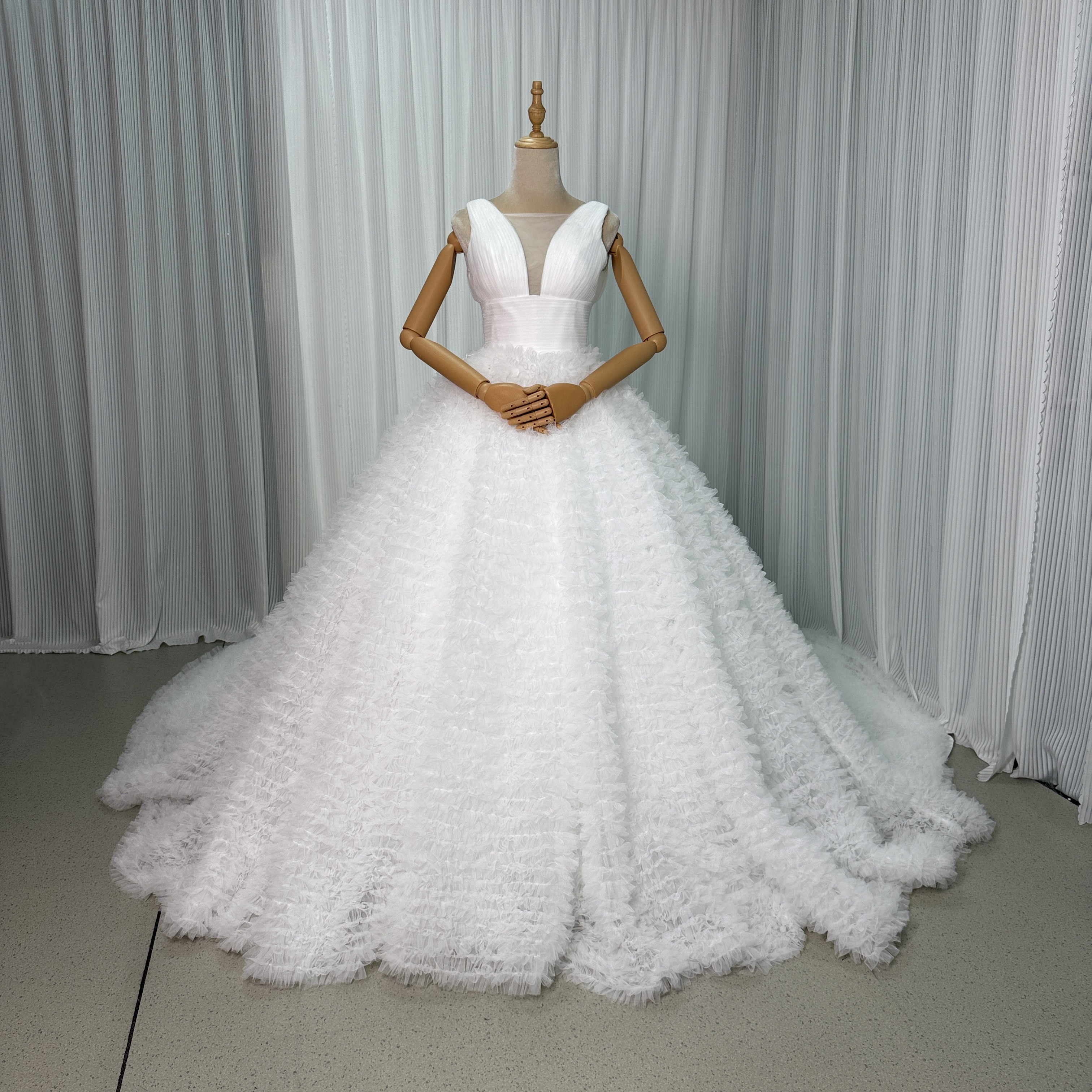 送料無料！ウェディングドレス ノースリーブ 編み上げ もこもこドレス 華やかなトレーン  結婚式