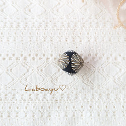 フックピアス〈華・胡粉グラデ&Stone〉 ピアス（その他） Labo