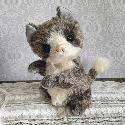 ぽってり猫さん チャコールグレー／テディベアタイプの猫のぬいぐるみ