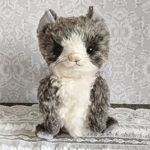 人気作家droguerieさま作家テディベア作家ぬいぐるみグレーの猫型ぬいぐるみ ぽってり猫さん チャコールグレー／テディベアタイプの猫のぬいぐるみ