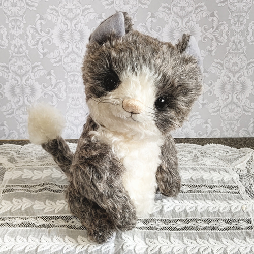ぽってり猫さん チャコールグレー／テディベアタイプの猫のぬいぐるみ