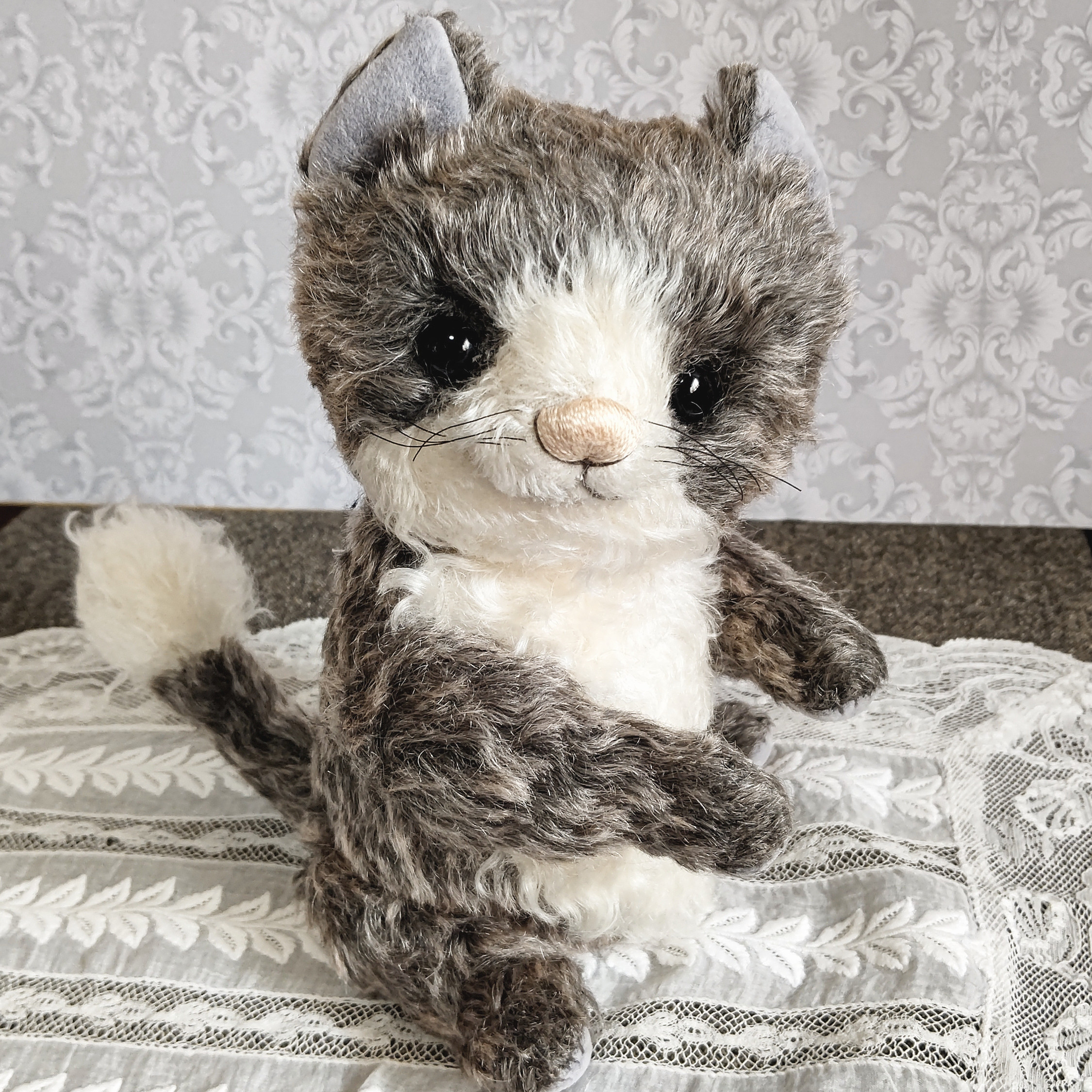 ぽってり猫さん　チャコールグレー／テディベアタイプの猫のぬいぐるみ　約27cm