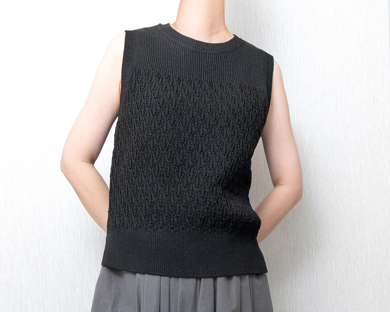 3種類の編地を使った、心躍るノースリーブ #ブラック / アイレットを楽しむコットンニット / 大人のノースリーブ
