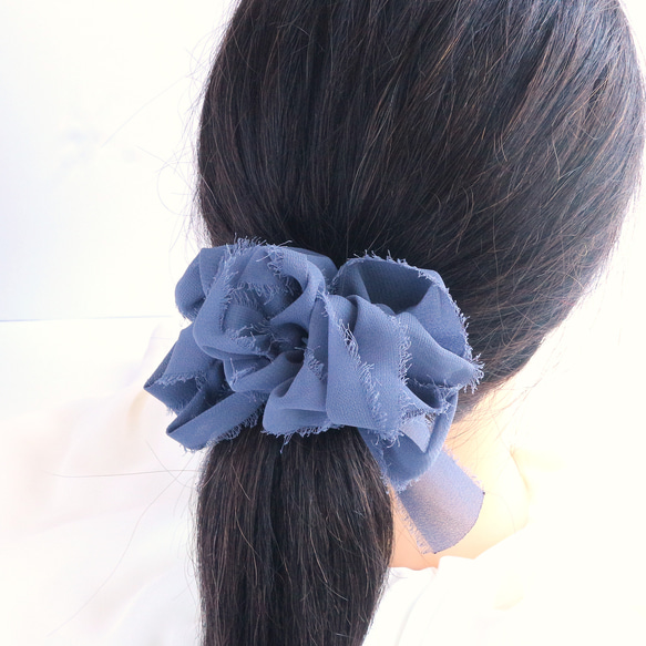 親子で使える 裂き編み風 切りっぱなしシフォンリボンのヘアゴム ブルー グレー 大人可愛い くすみカラー 1枚目の画像