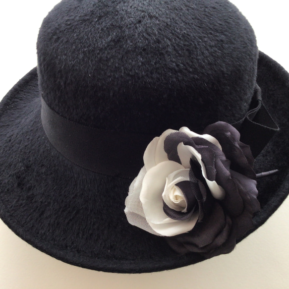 白と黒の薔薇 2枚目の画像