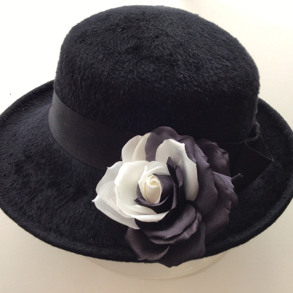 白と黒の薔薇 1枚目の画像