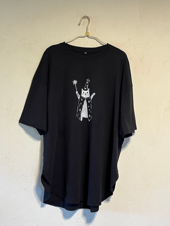 魔法使いネコさん柄　レディースビッグシルエットTシャツ綿100％【S～4L】 1枚目の画像