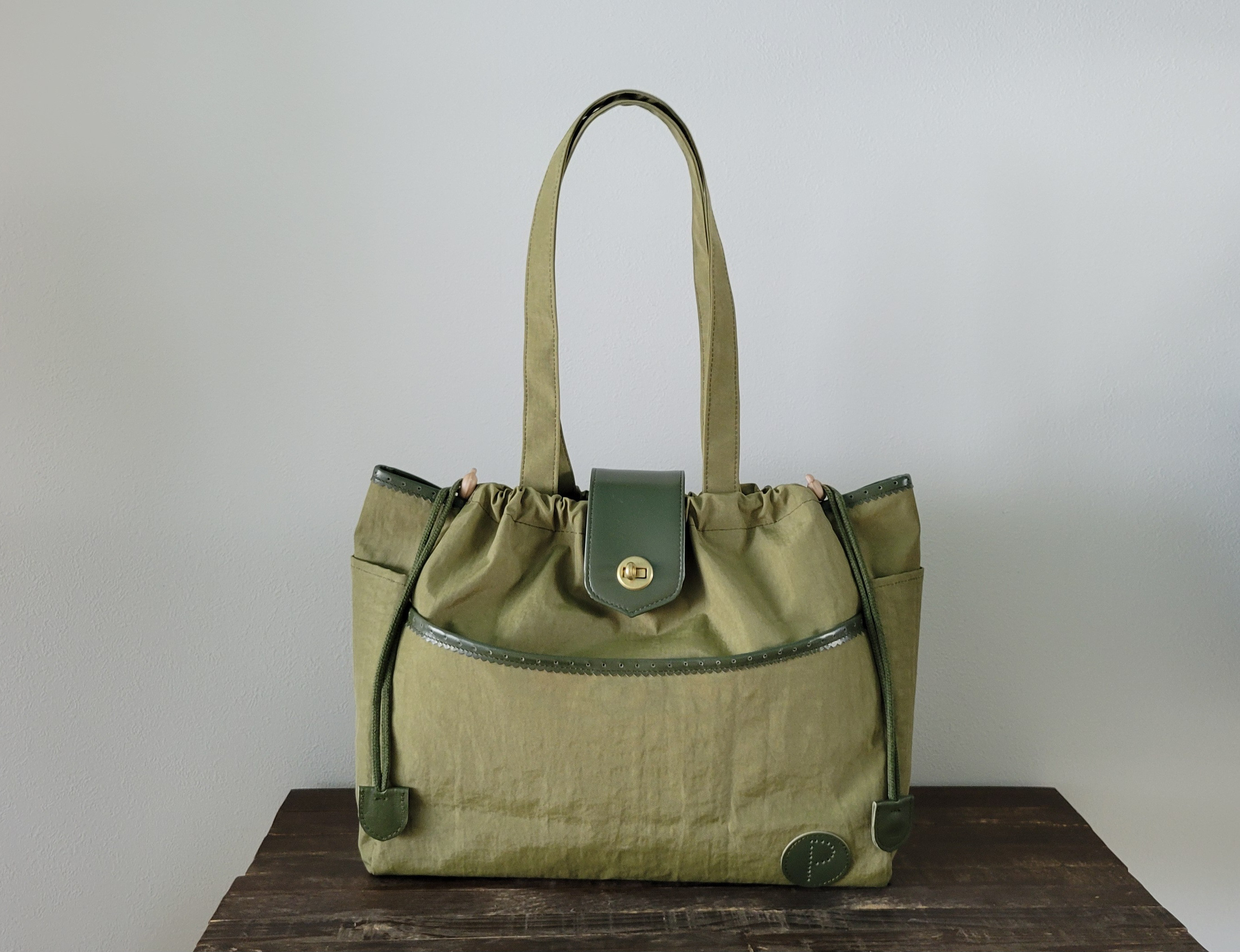 ナイロンの撥水加工　トートバック大容量(カーキ)