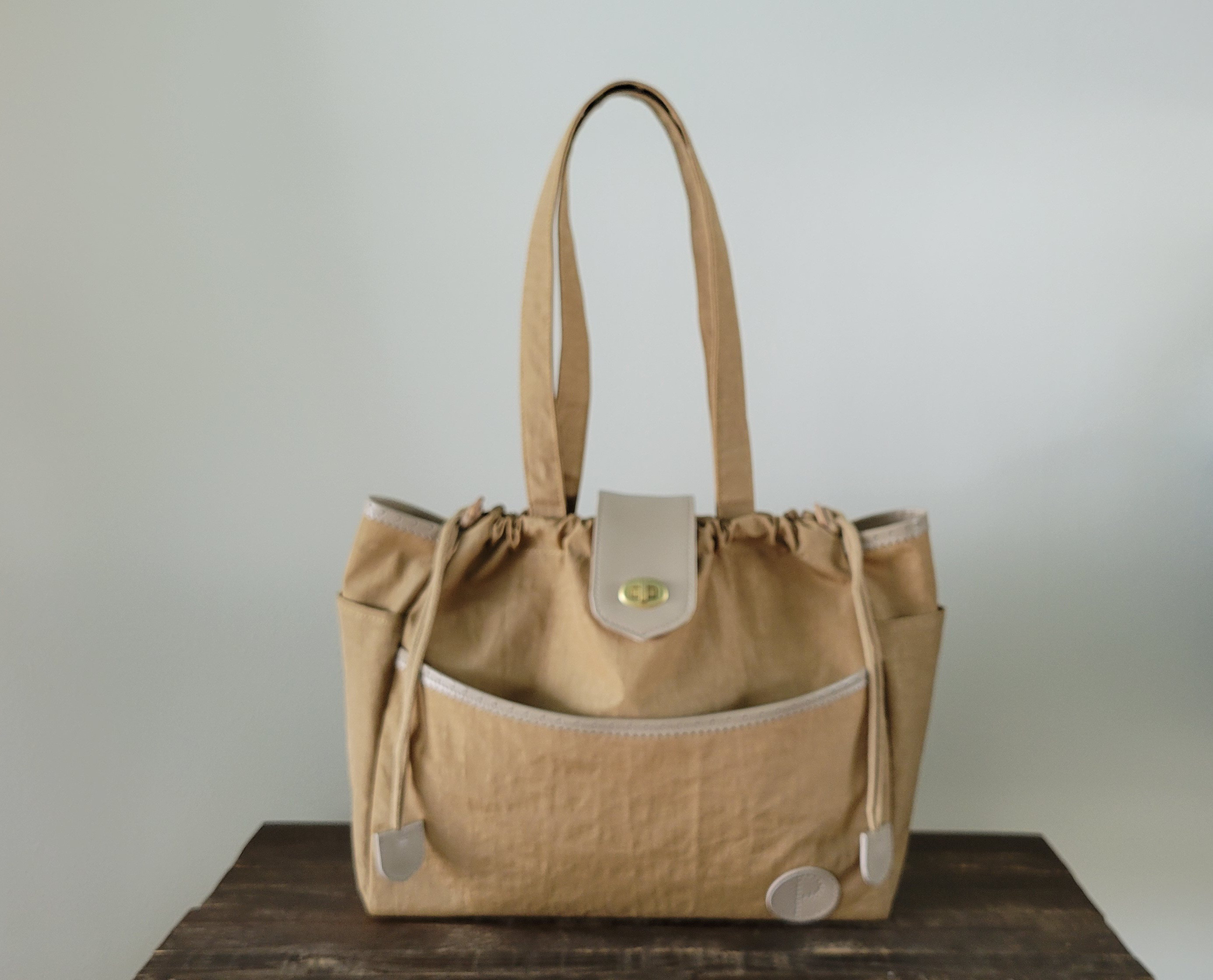 ナイロン生地の撥水加工　トートバック大容量(ベージュ)