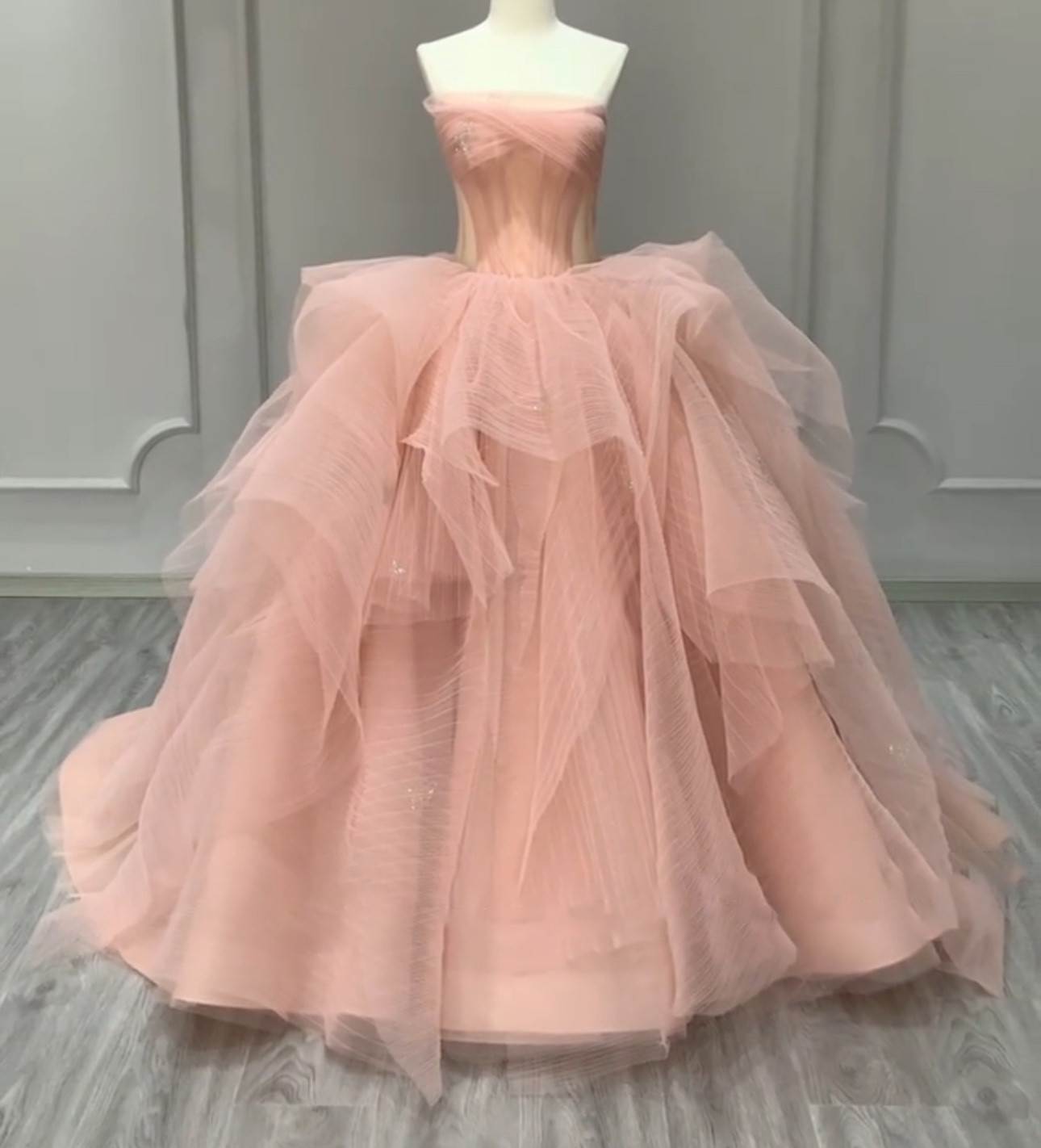 見逃さない　キラキラドレス　カラードレス　お色直し　チューブトップ　ノースリーブ　コーラルピンク　ラメ入り挙式目立つ花嫁