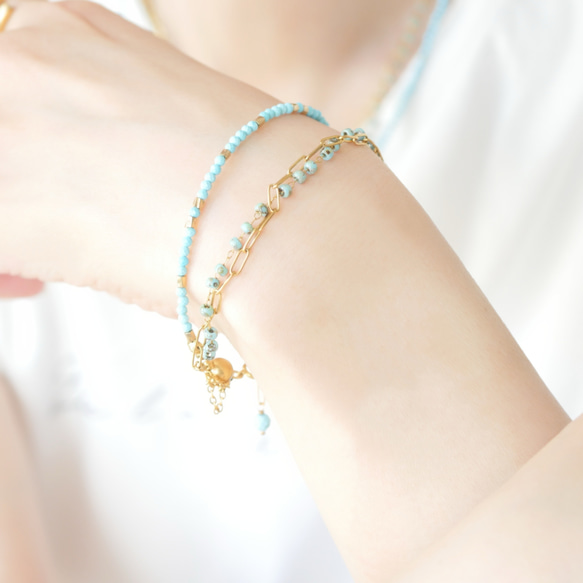 【片手で着脱OK】 極小ターコイズと上品ゴールドの3連レイヤードブレスレット 落下防止マグネット／金属アレ対応／夏アクセ 18枚目の画像