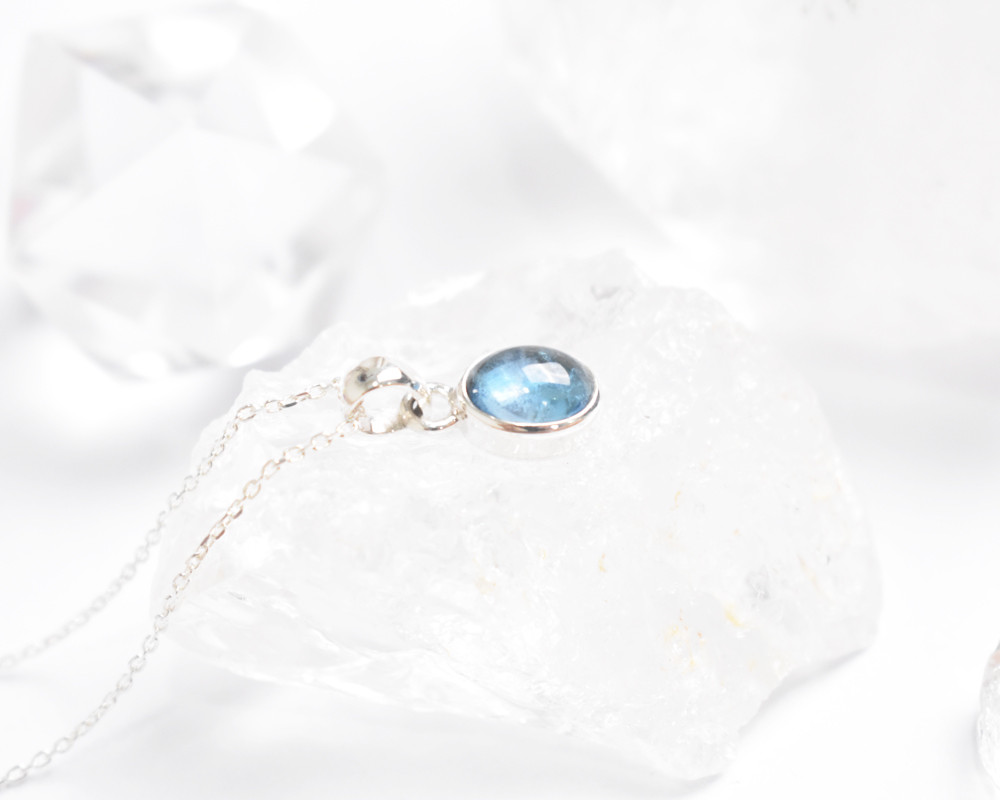 しずく色の宝石・ブルートパーズのシルバーネックレス　シルバー925　天然石　天然石ネックレス