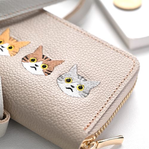 お札が折れない コンパクトウォレット 【3匹の猫】 刺繍 猫 本革