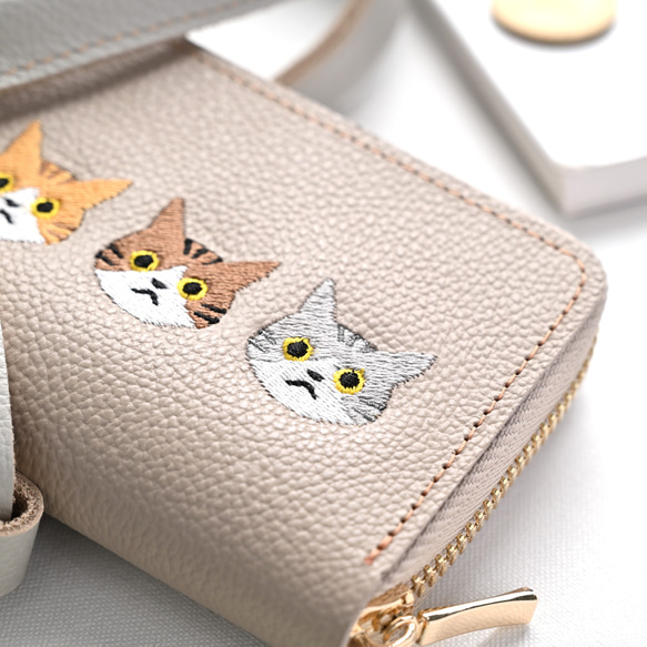 お札が折れない コンパクトウォレット 【3匹の猫】 刺繍 猫 本革 ミニ財布 ギフト A315I 2枚目の画像