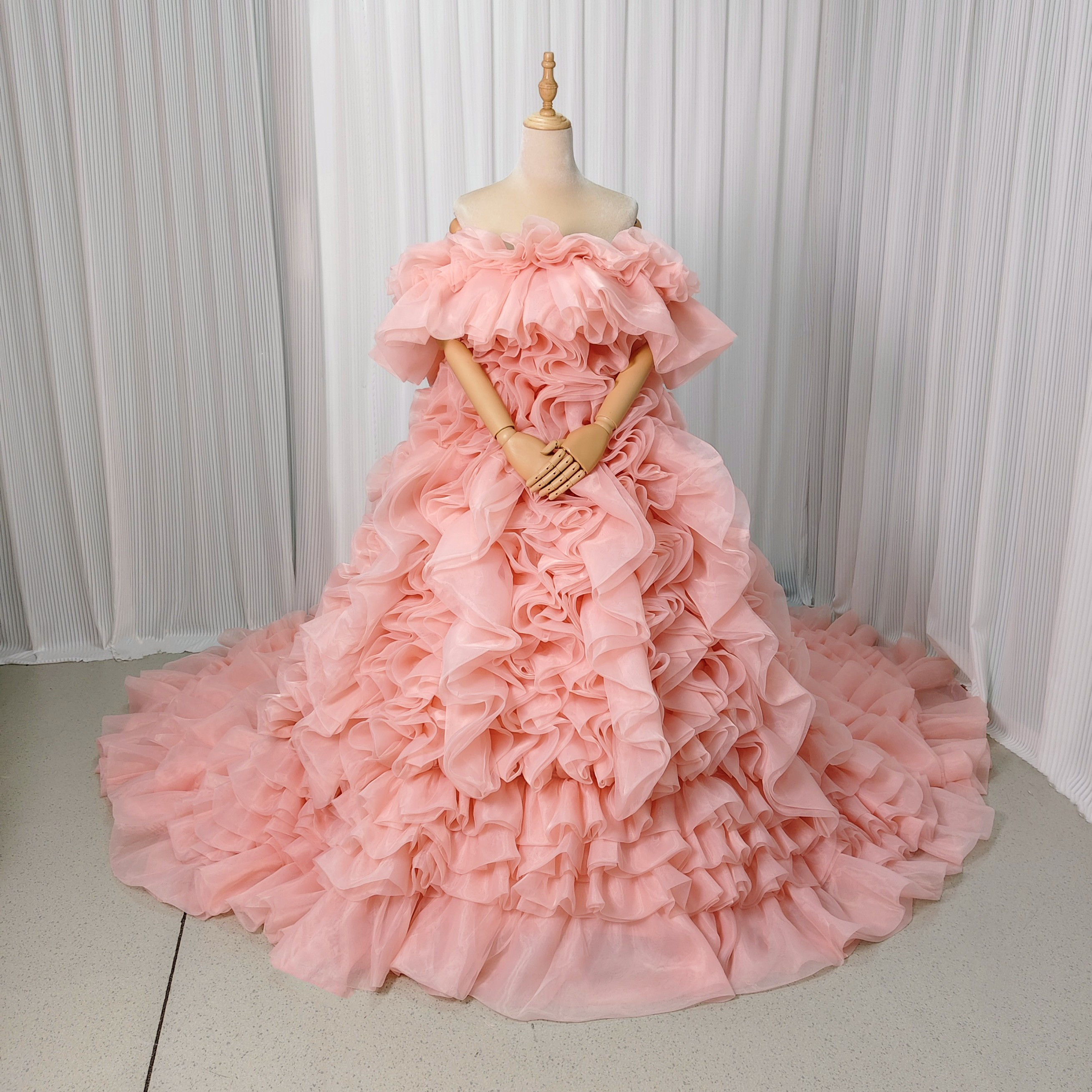 送料無料！カラードレス オフショルダー オーガンジー もこもこドレス 抜群のおしゃれ見え 披露宴/結婚式 ピンク