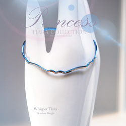 【Whisper Tiara】深海ブルーの6連ウェーブ✨極細チタンバングル✨旋盤削り出しアレルギーフリー静かに揺れる 7枚目の画像