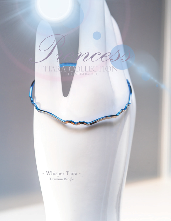 【Whisper Tiara】深海ブルーの6連ウェーブ✨極細チタンバングル✨旋盤削り出しアレルギーフリー静かに揺れる 7枚目の画像