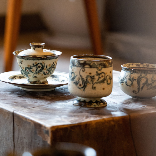 中国古美術・珍蔵珐琅彩粉彩陶磁器のペン立・書道品・純手描き・案頭・文房具・箱付き 粉彩百鹿図双耳壺 | 景徳鎮窯 | 収蔵品詳細 | 作品を知る | 東京