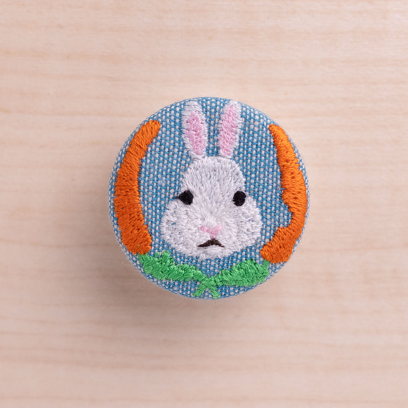 駆けるうさぎ 刺繍ブローチ くるみボタン 駆けるうさぎ くるみボタン 刺繍ブローチ