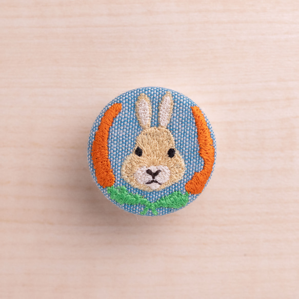 駆けるうさぎ 刺繍ブローチ くるみボタン