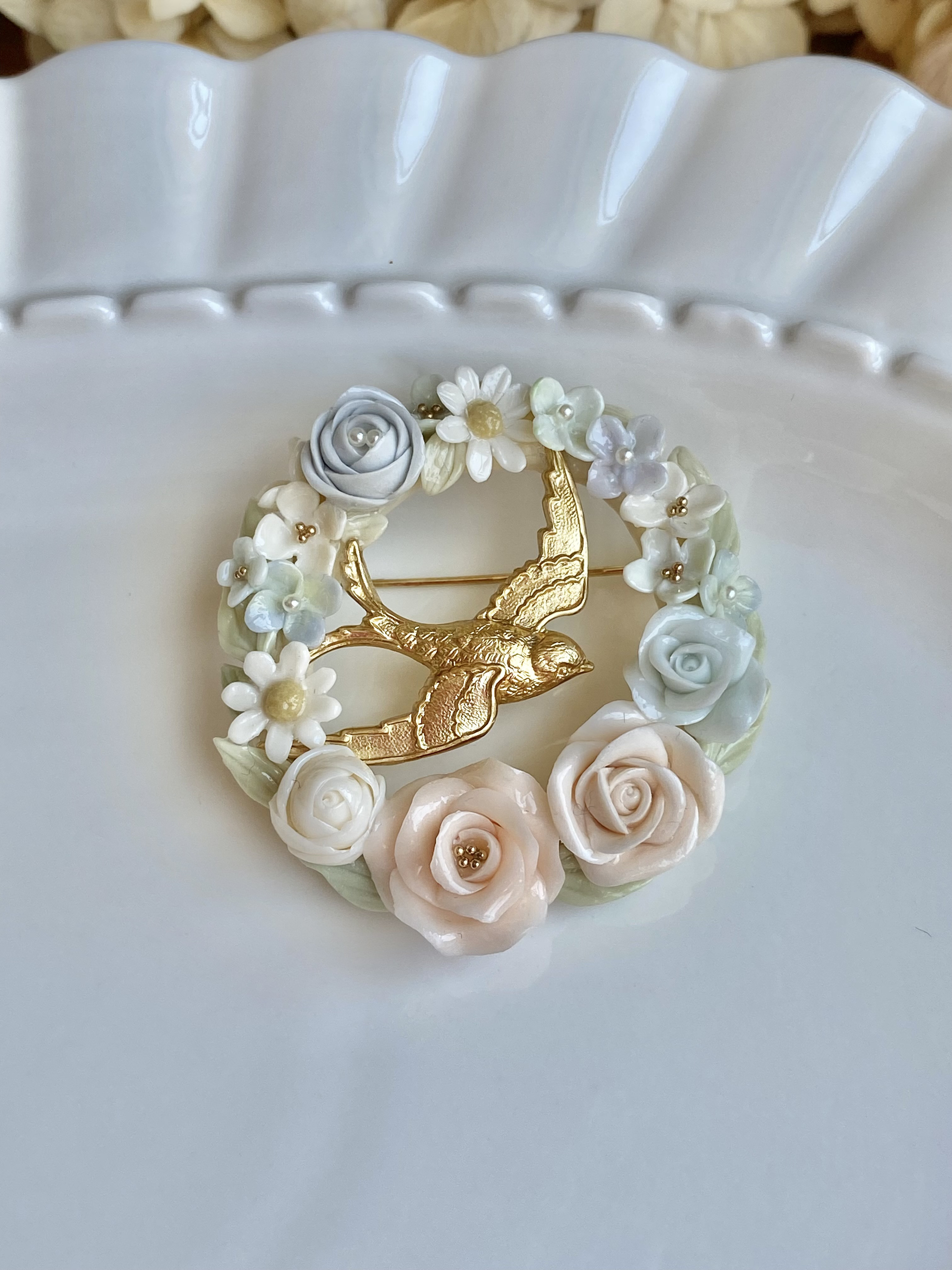 ツバメのブローチ　ピンクのバラ　クレイアートアクセサリー　手作り　一点もの