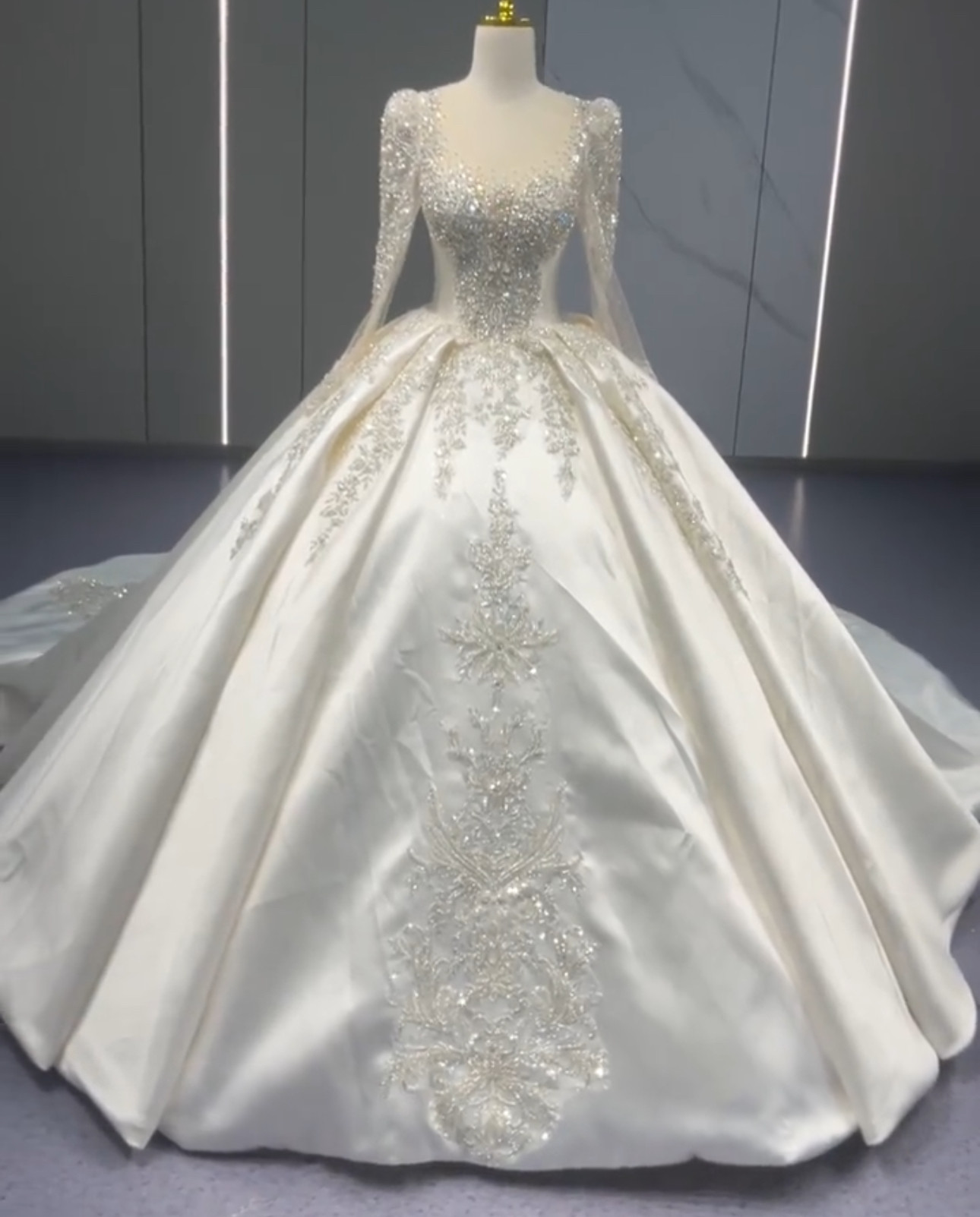 韓国風　お買い得　スクエアネック　たっぷりストーン　シンプル　お洒落なウェディングドレス　大人気　白サテン結婚式お呼ばれ