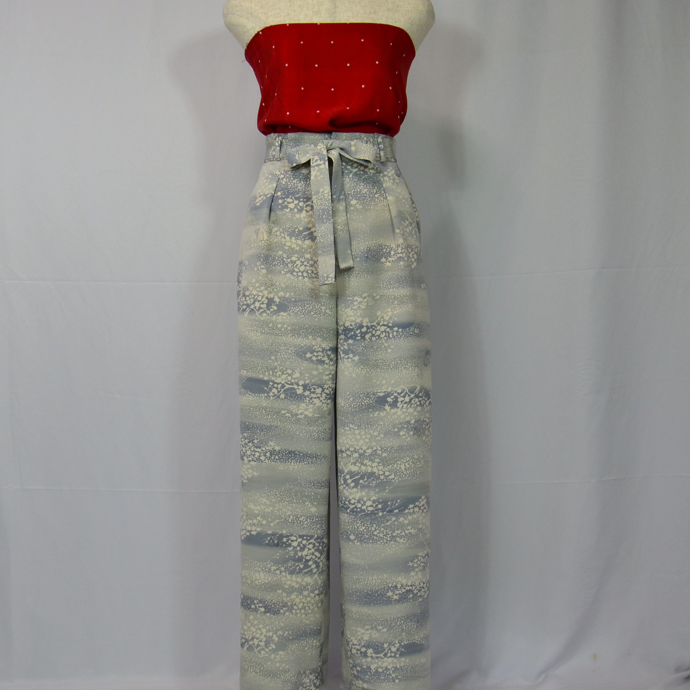 おごそかな雪を白藍の空に閉じ込めた寿光織のワイドパンツ