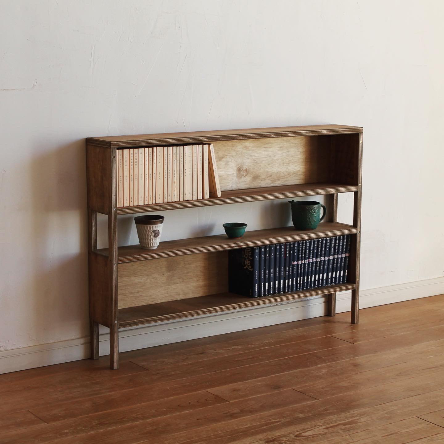 【アウトレット】隙間のある文庫本棚・幅広版（木目短手方向流し）