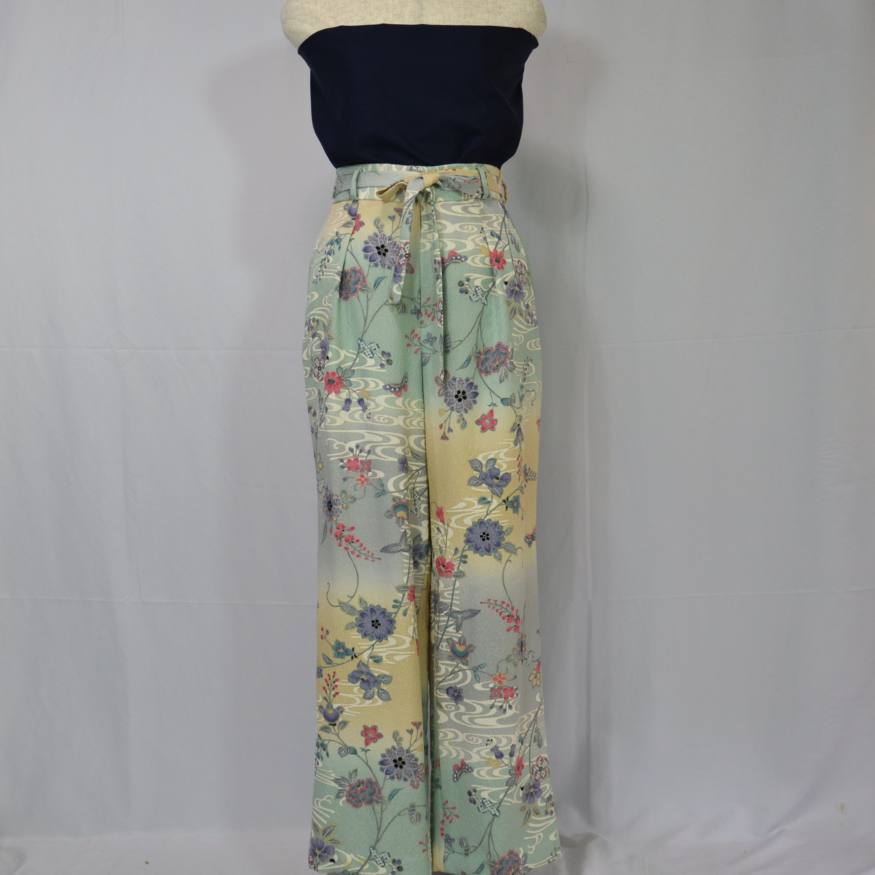 アイスグレイにポップな色あそびを仕掛けた、めくるめく流水のワイドパンツ