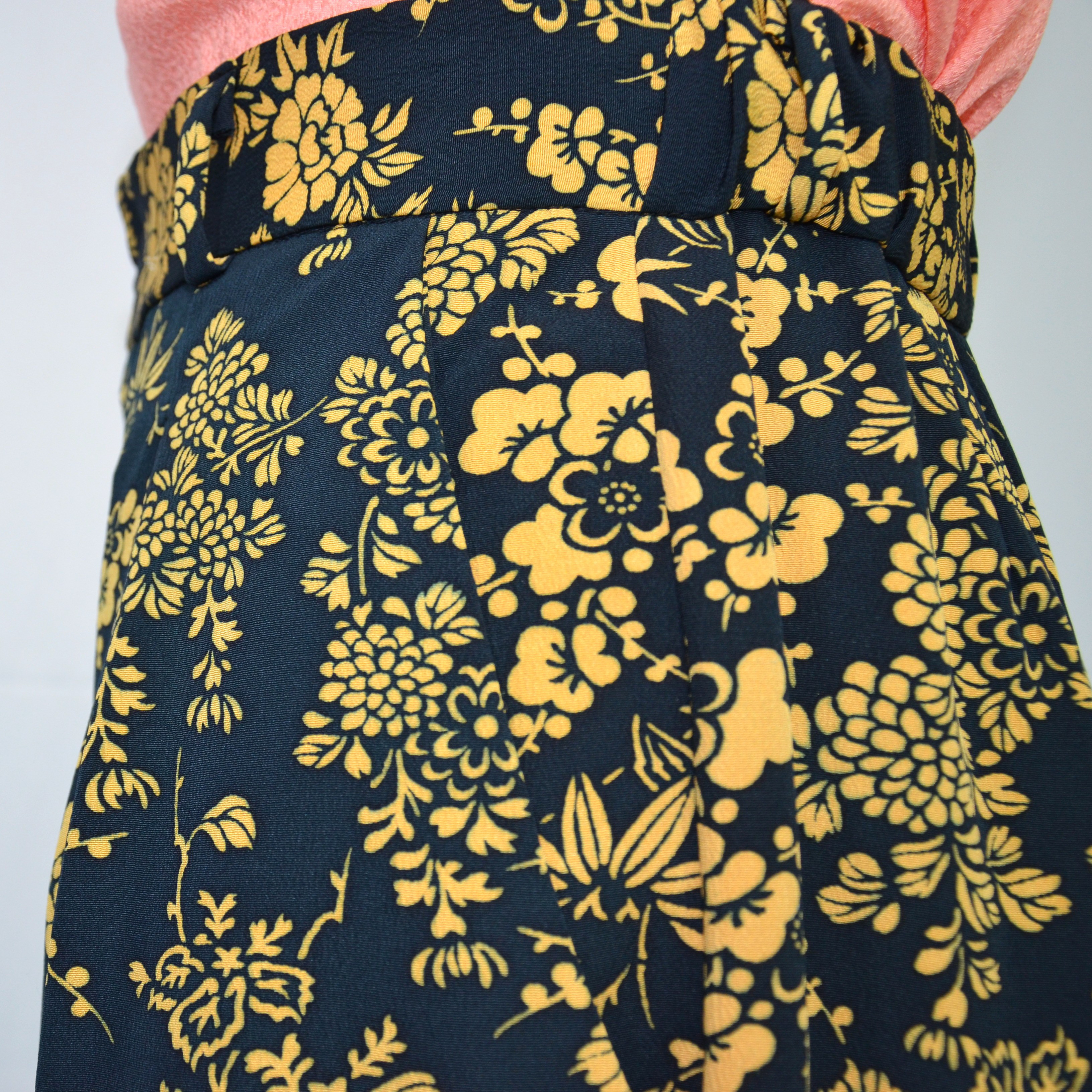 くっきりと印象深い洒落小紋をカジュアルダウンしたワイドパンツ