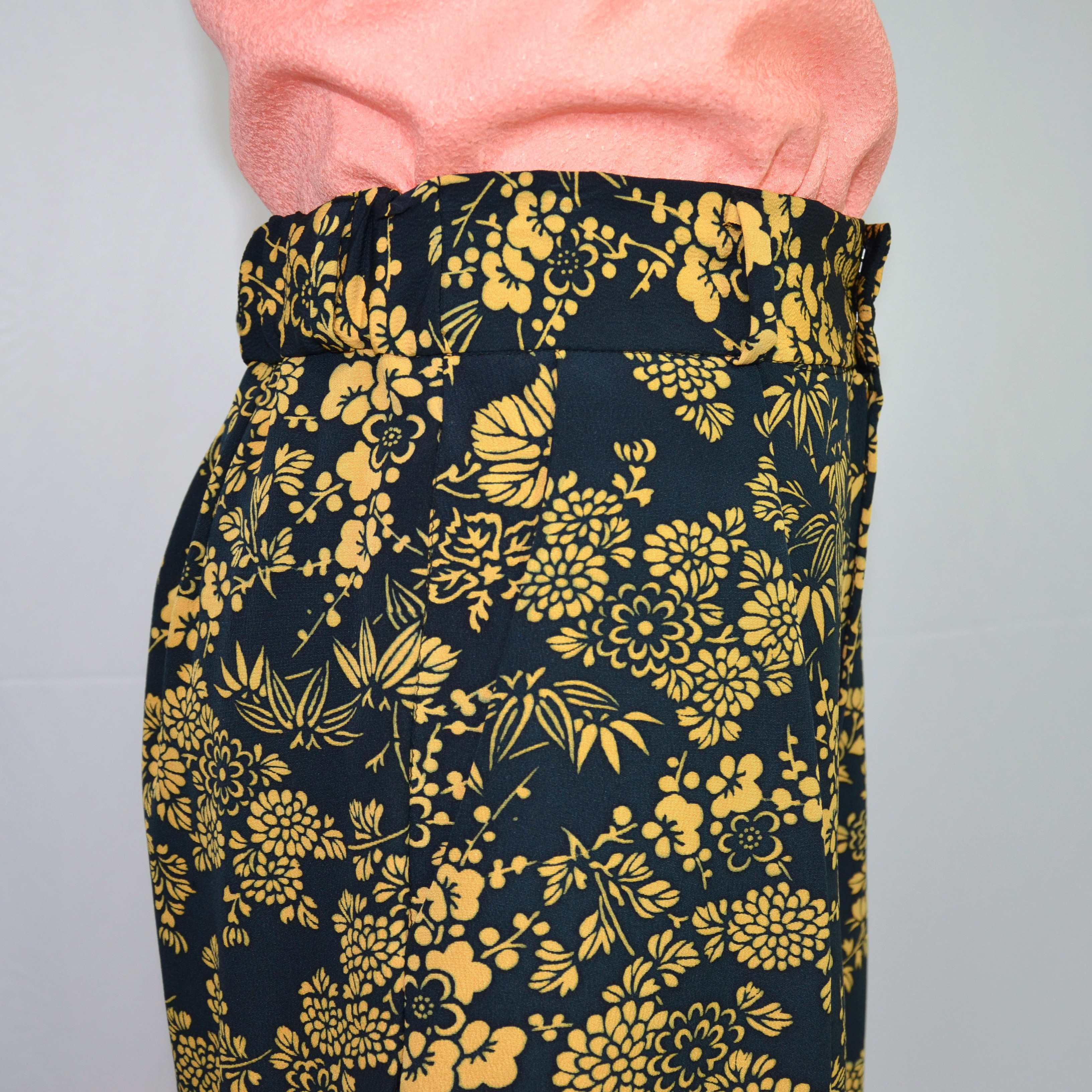 くっきりと印象深い洒落小紋をカジュアルダウンしたワイドパンツ