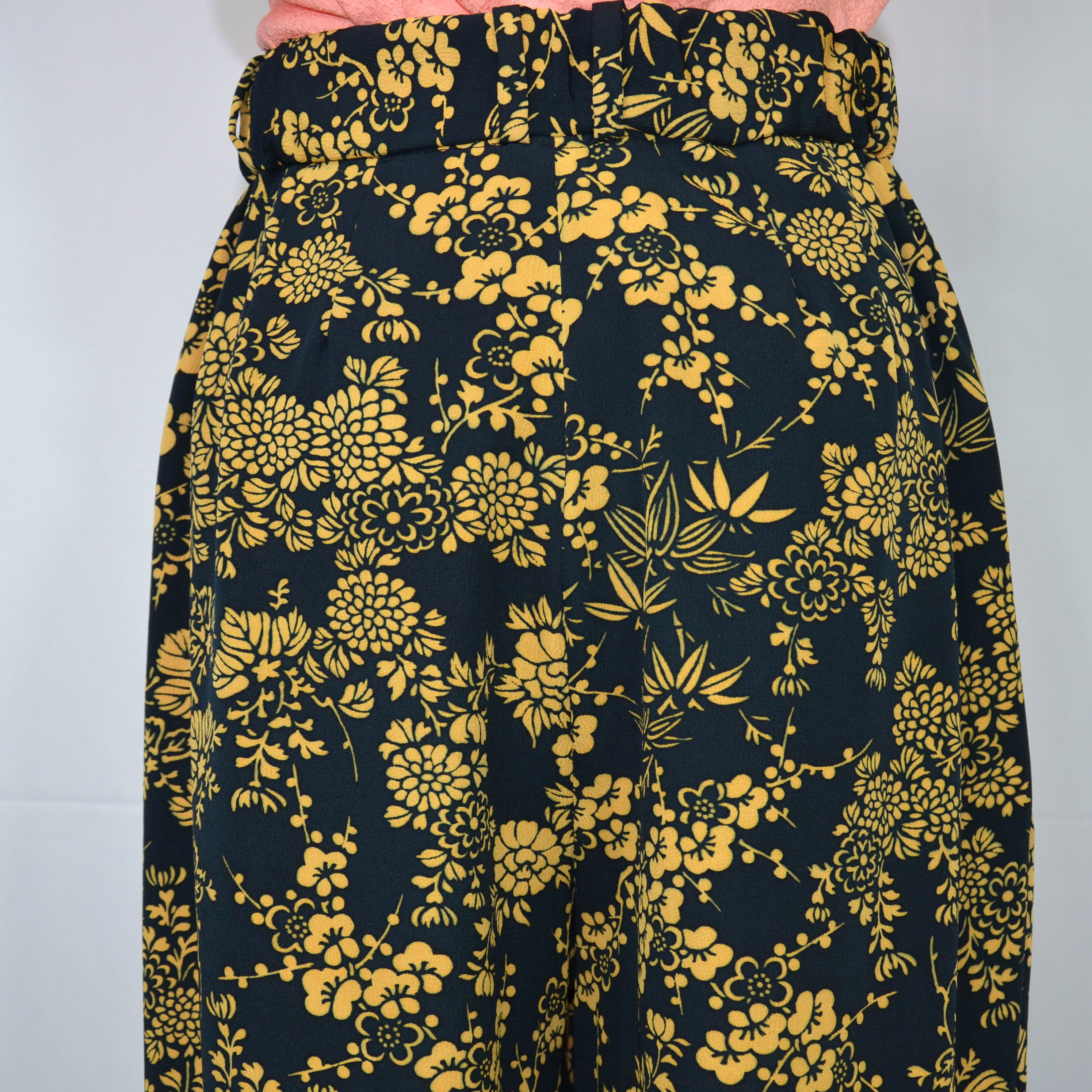 くっきりと印象深い洒落小紋をカジュアルダウンしたワイドパンツ