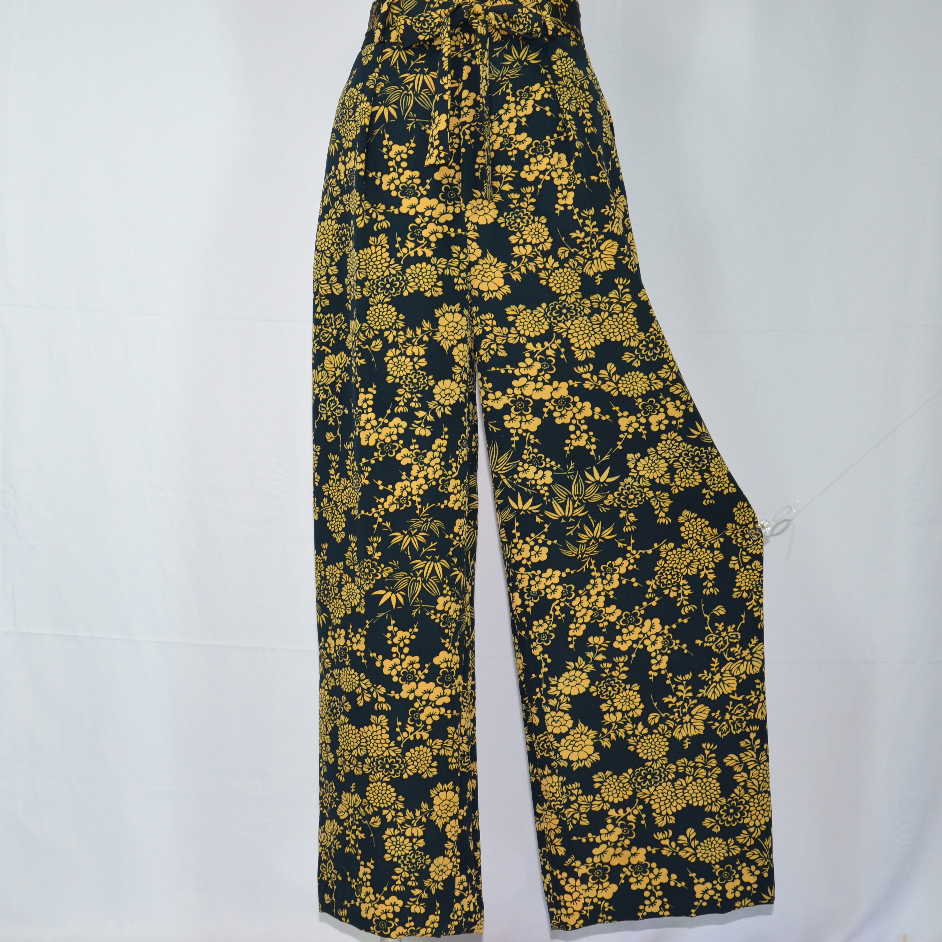 くっきりと印象深い洒落小紋をカジュアルダウンしたワイドパンツ