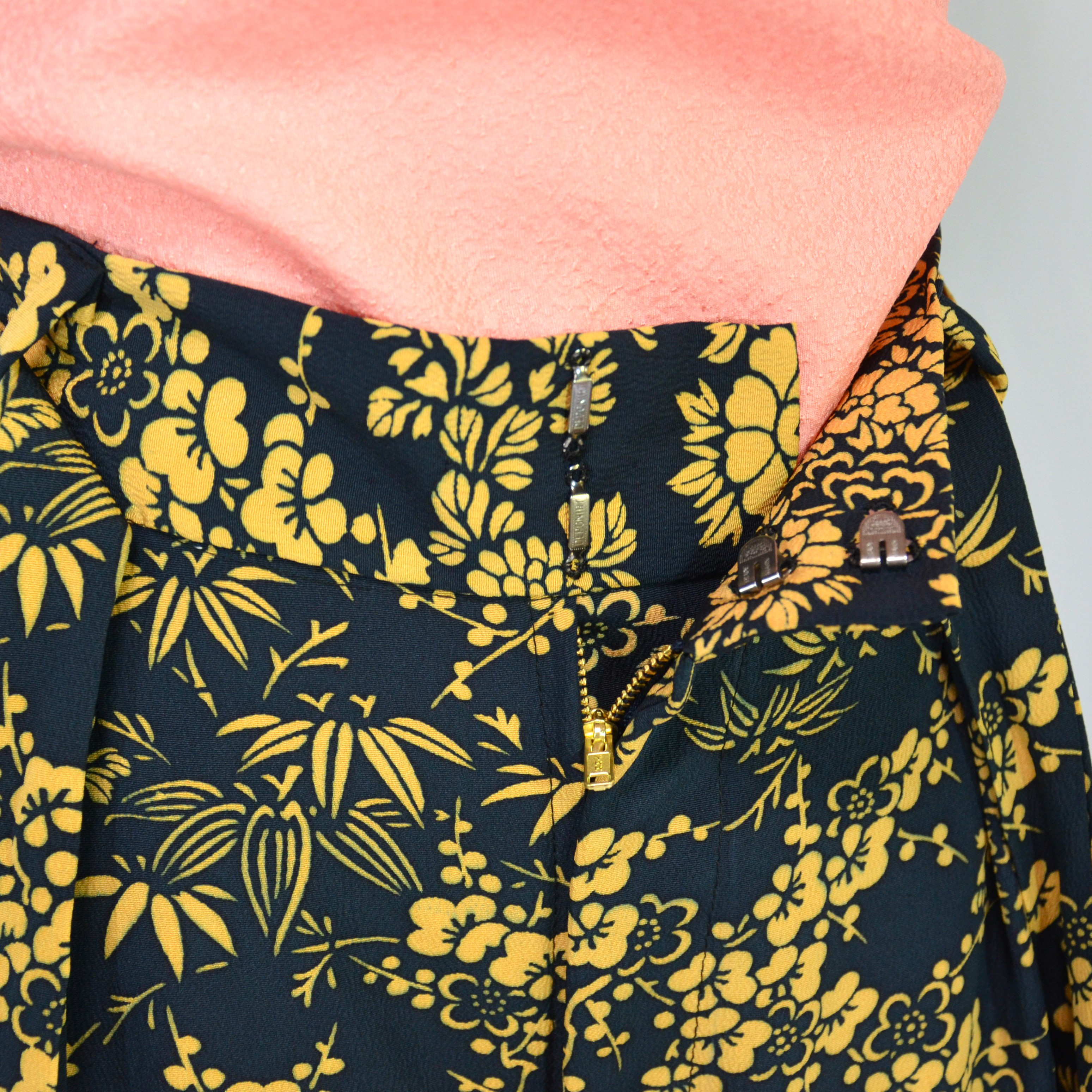 くっきりと印象深い洒落小紋をカジュアルダウンしたワイドパンツ