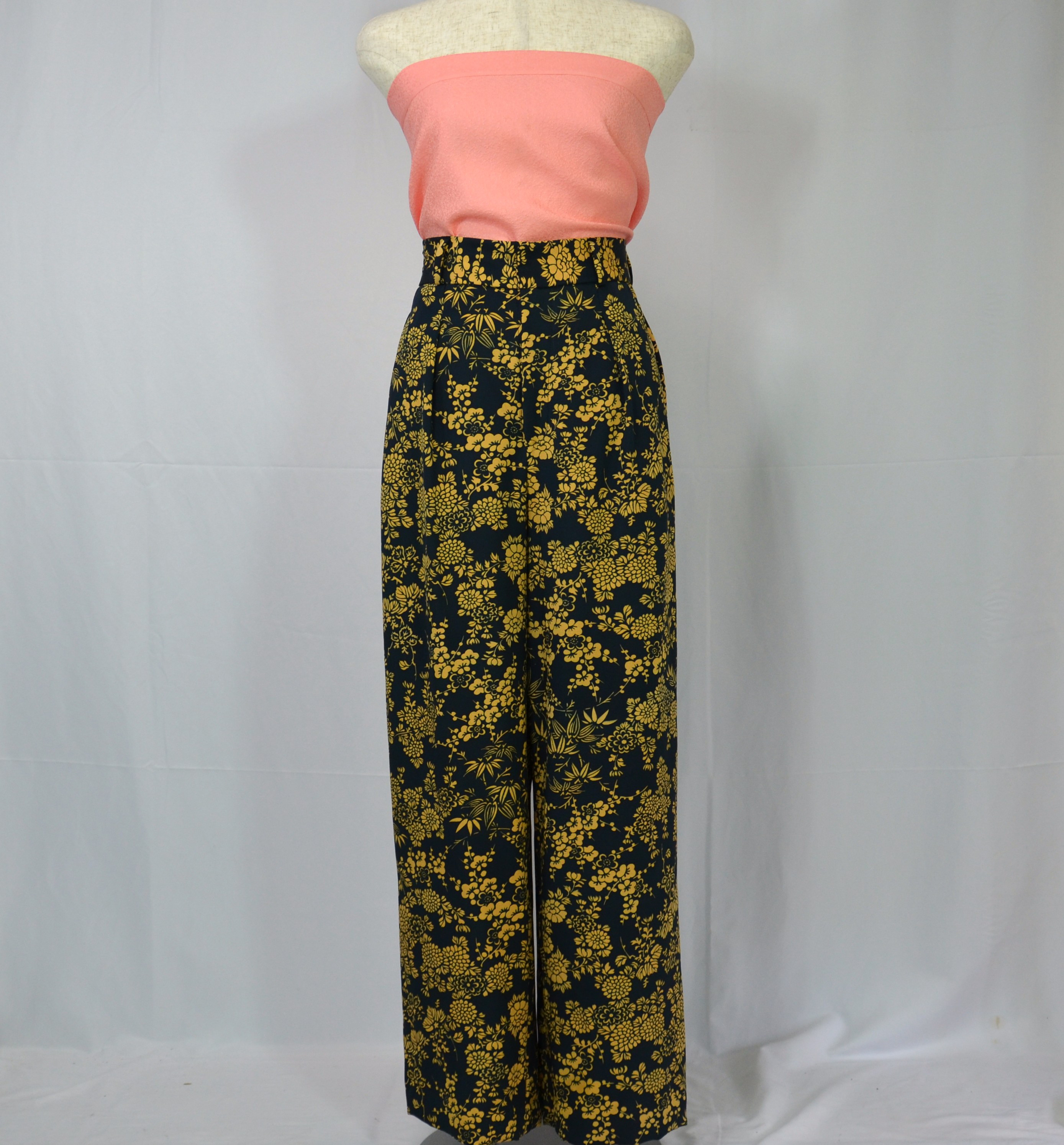 くっきりと印象深い洒落小紋をカジュアルダウンしたワイドパンツ