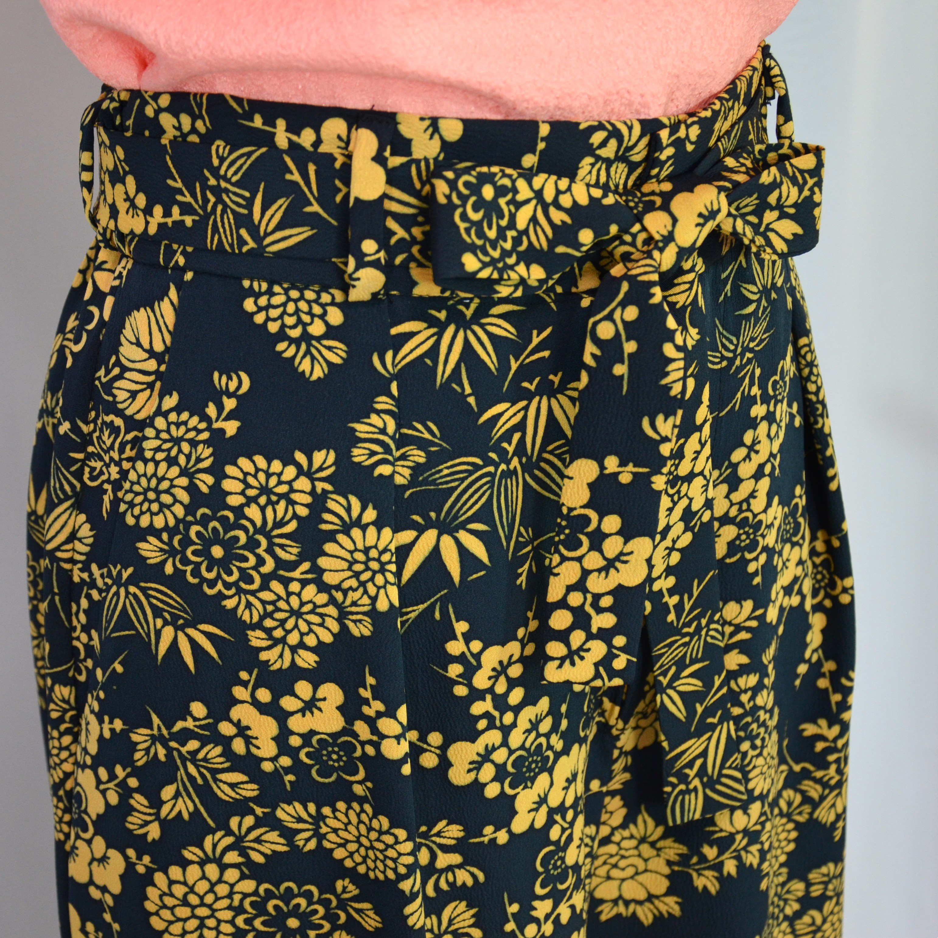 くっきりと印象深い洒落小紋をカジュアルダウンしたワイドパンツ