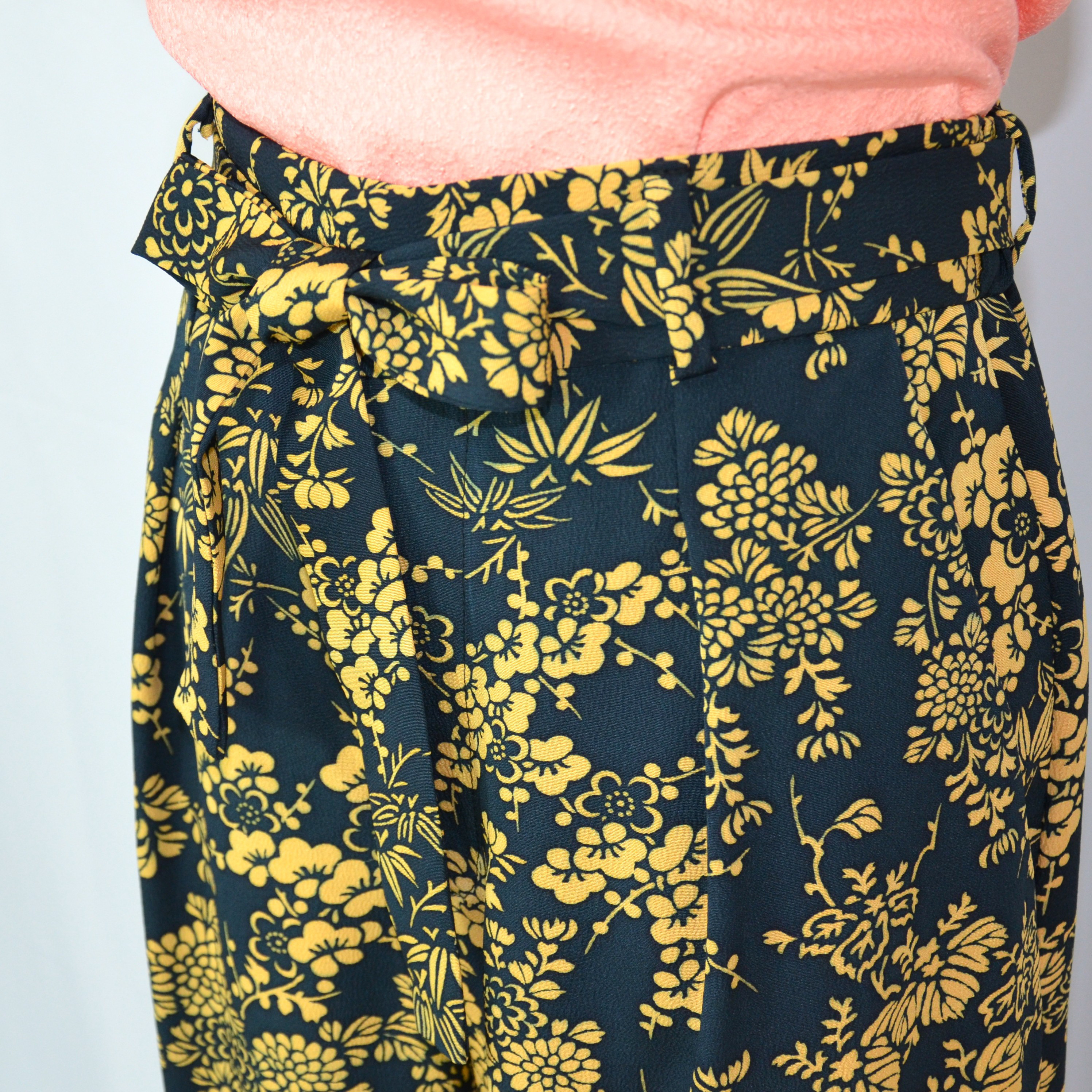 くっきりと印象深い洒落小紋をカジュアルダウンしたワイドパンツ