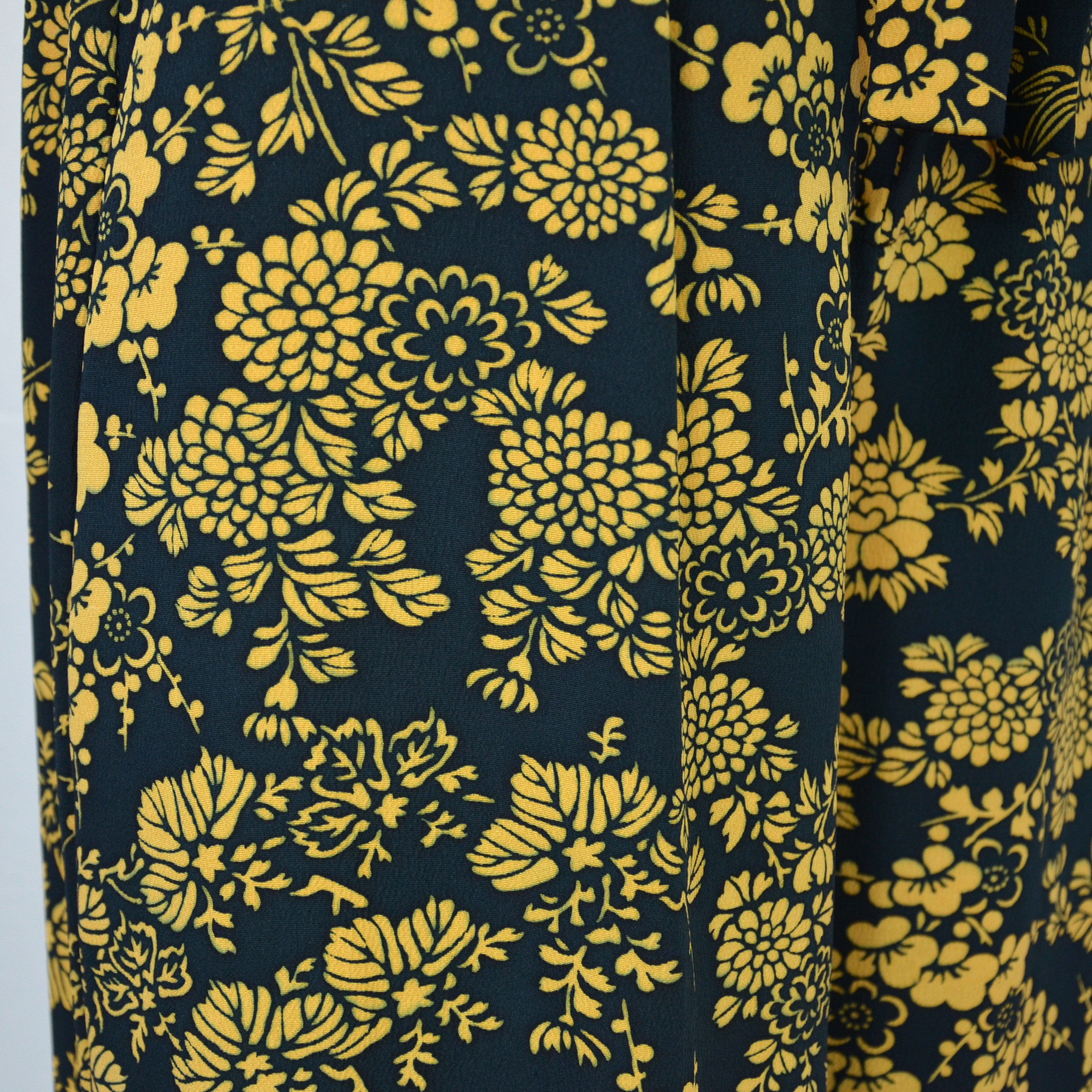 くっきりと印象深い洒落小紋をカジュアルダウンしたワイドパンツ