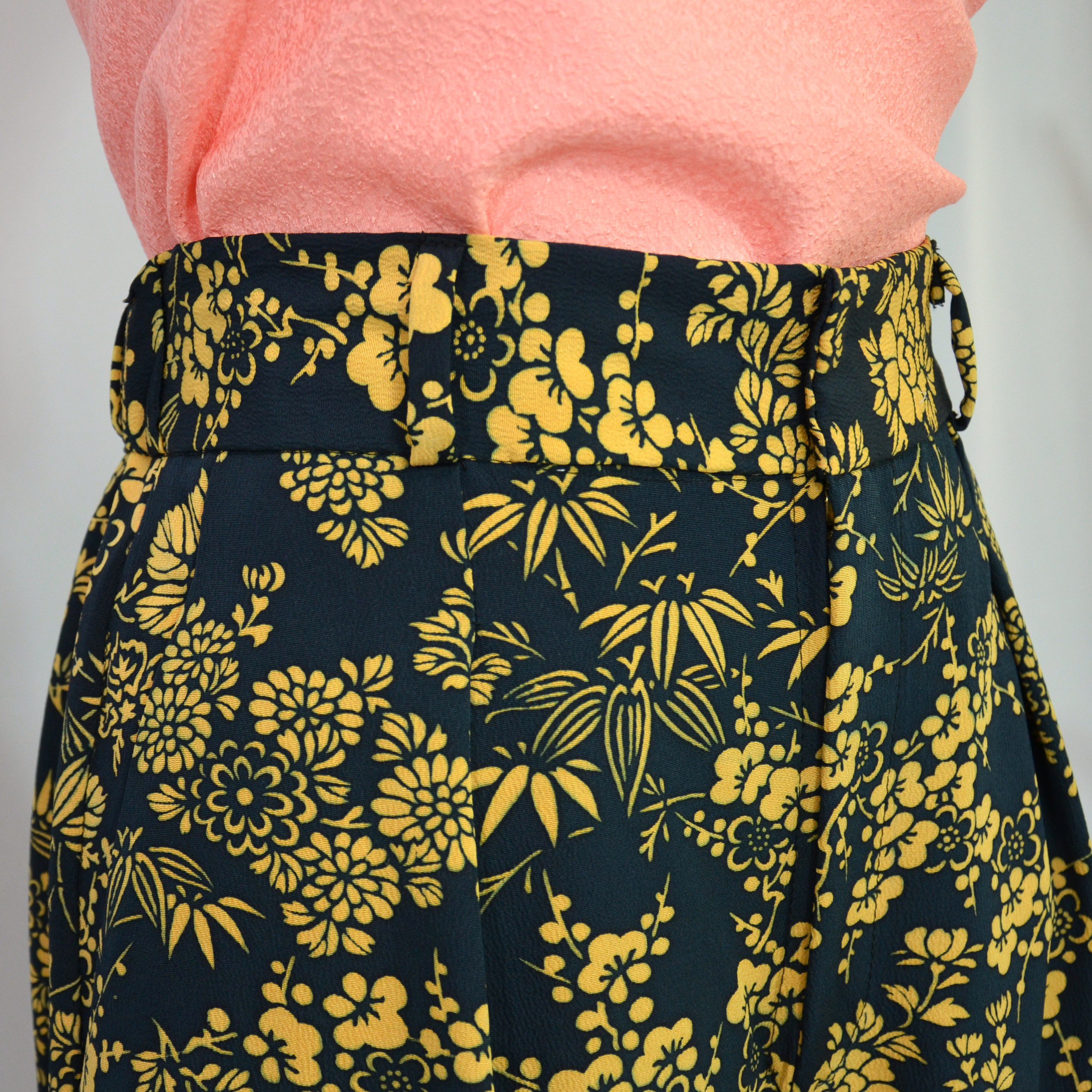 くっきりと印象深い洒落小紋をカジュアルダウンしたワイドパンツ